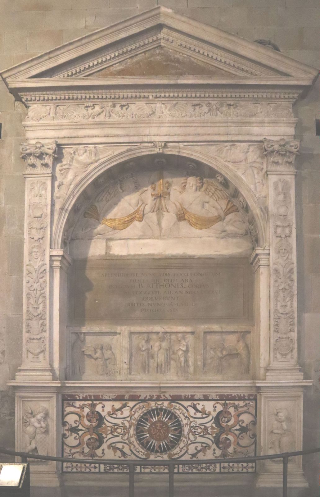 erstes Grabmal für Atto mit 3 Reliefs aus Marmor, die 1337 von der Werkstatt von Giovanni di Agostino da Siena gefertigt wurden, in der Kathedrale in Pistoia