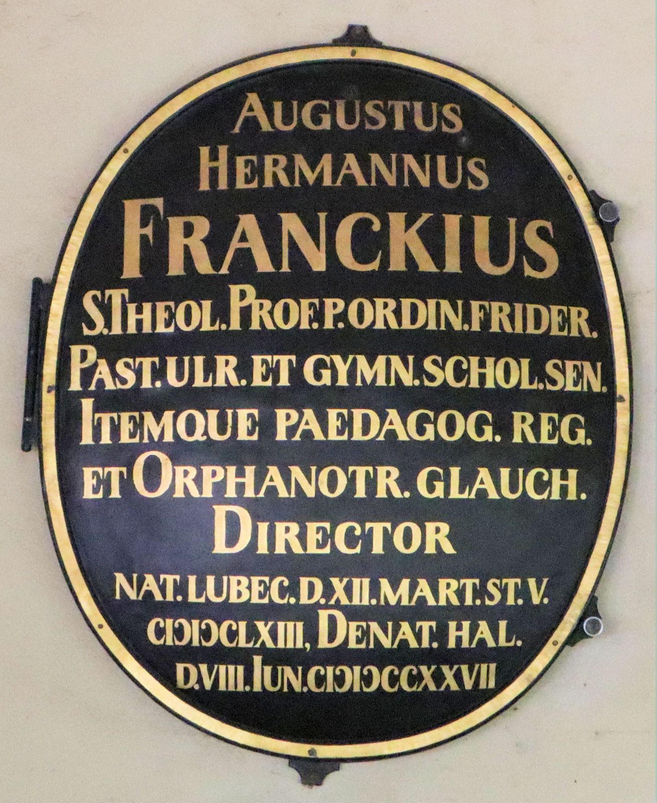 Medaille in der Franckeschen Familiengruft auf dem Stadtgottesacker in Halle