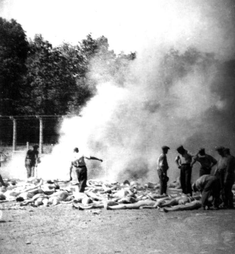 Häftlinge des Sonderkommandos in Auschwitz beim Verbrennen von Leichen. Heimlich aufgenommenes Foto des Widerstandes - wahrscheinlich von 'Alex', einem jüdisch-griechischen Häftling des Sonderkommandos.