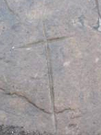 Kreuz auf einem Stein, ausgegraben mit den Ruinen einer Baldred zugeschriebenen Kirche in Auldhame