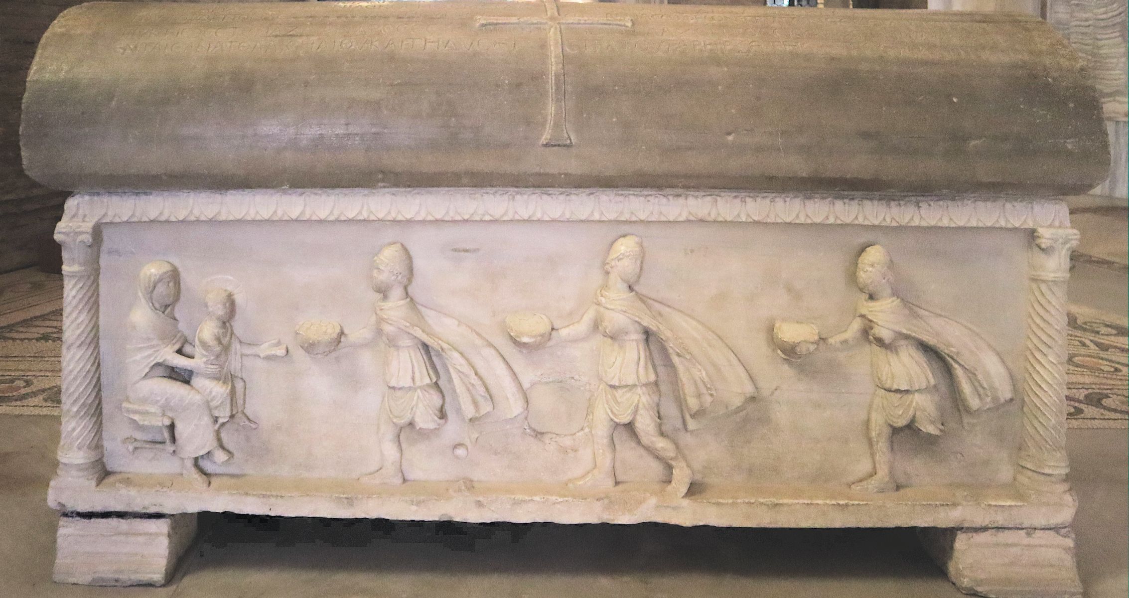 Sarkophag mit Relief: Die „heiligen drei Könige” bringen ihre Gaben, um 420, in der Basilika San Vitale in Ravenna