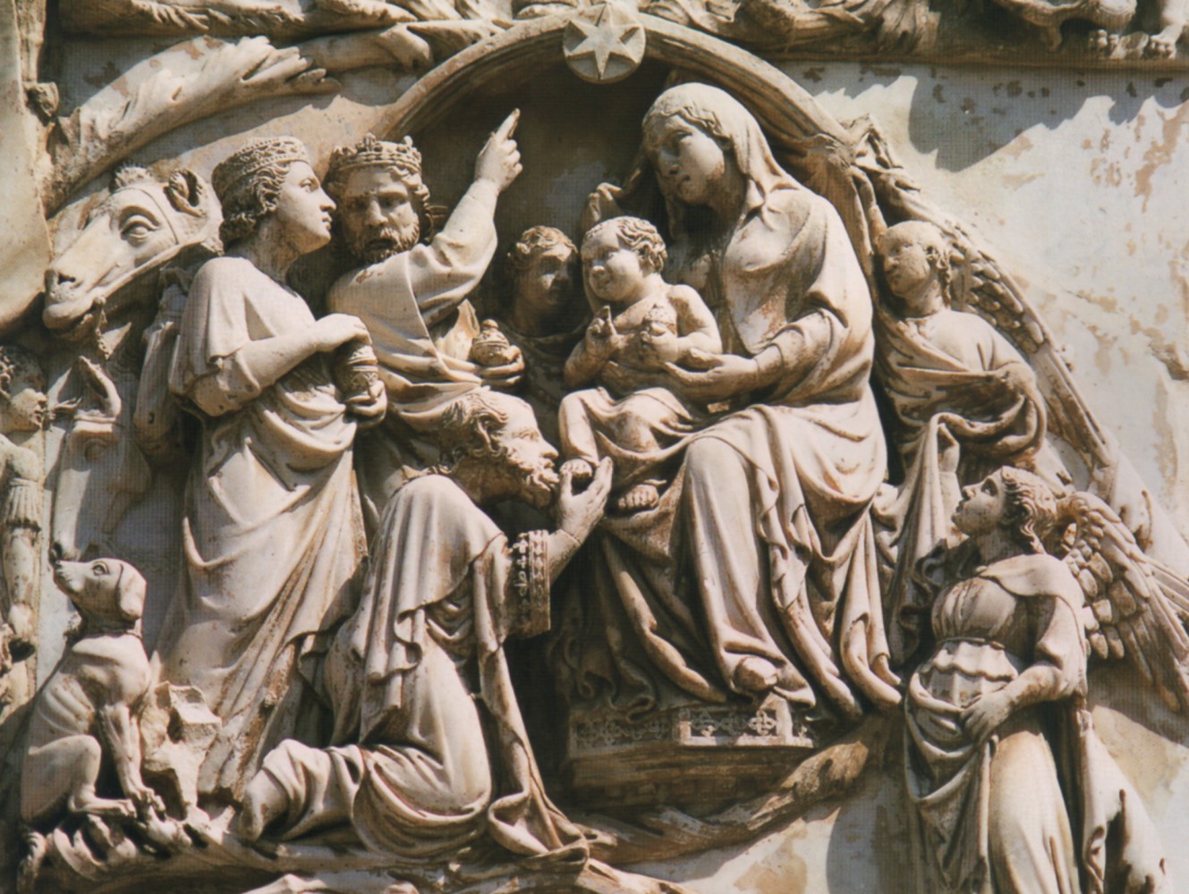 Ramo di Paganello u. a.: Die 'Heiligen Drei Könige' im Stall, Marmorrelief, 14. Jahrhundert, am Dom in Orvieto