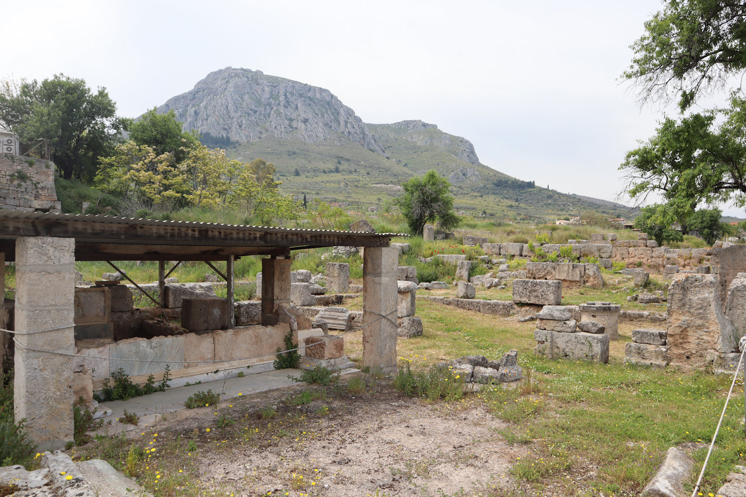 „griechische Terasse” und östlicher Teil der Süd-Stoa in den Ausgrabungen von Korinth mit Blick auf die Festung Akro-Korinth