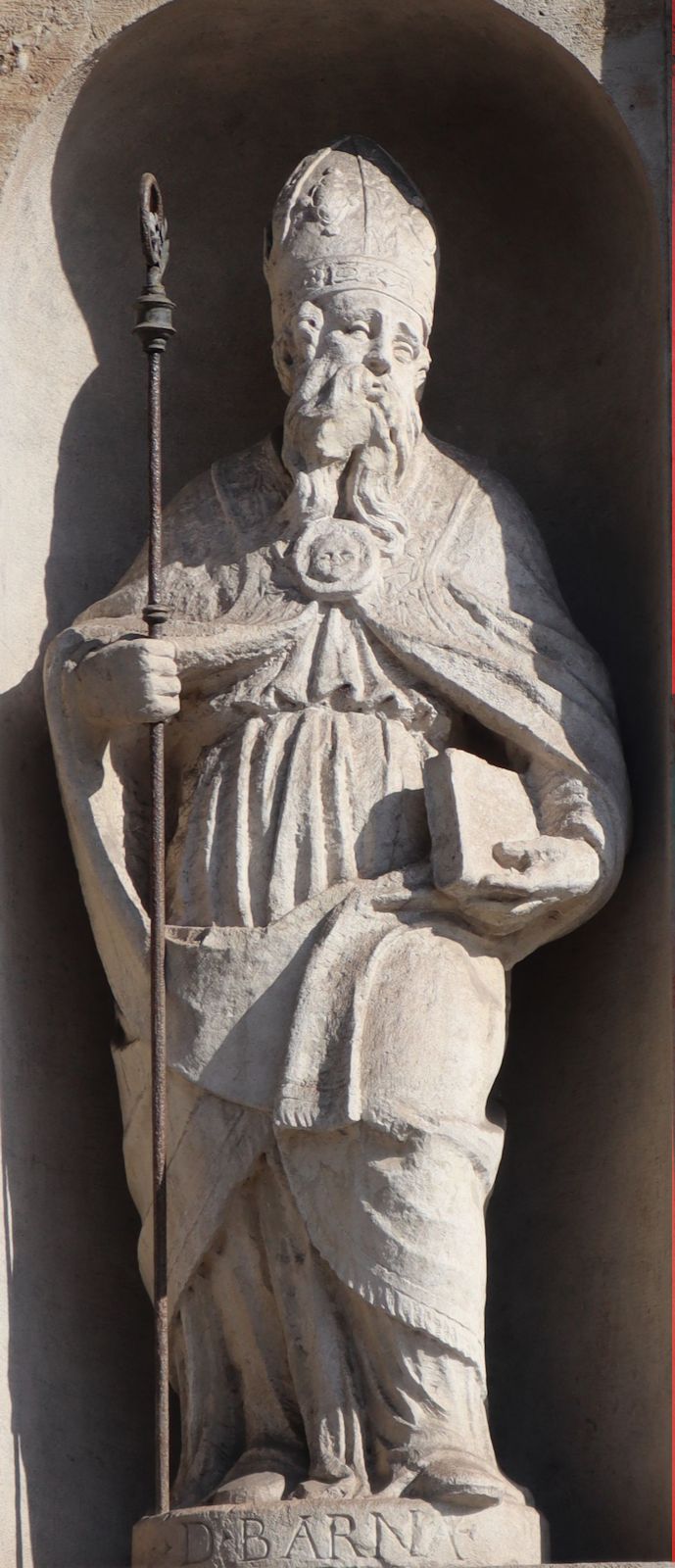Statue an der Kirche Kirche San Barnaba in Mailand
