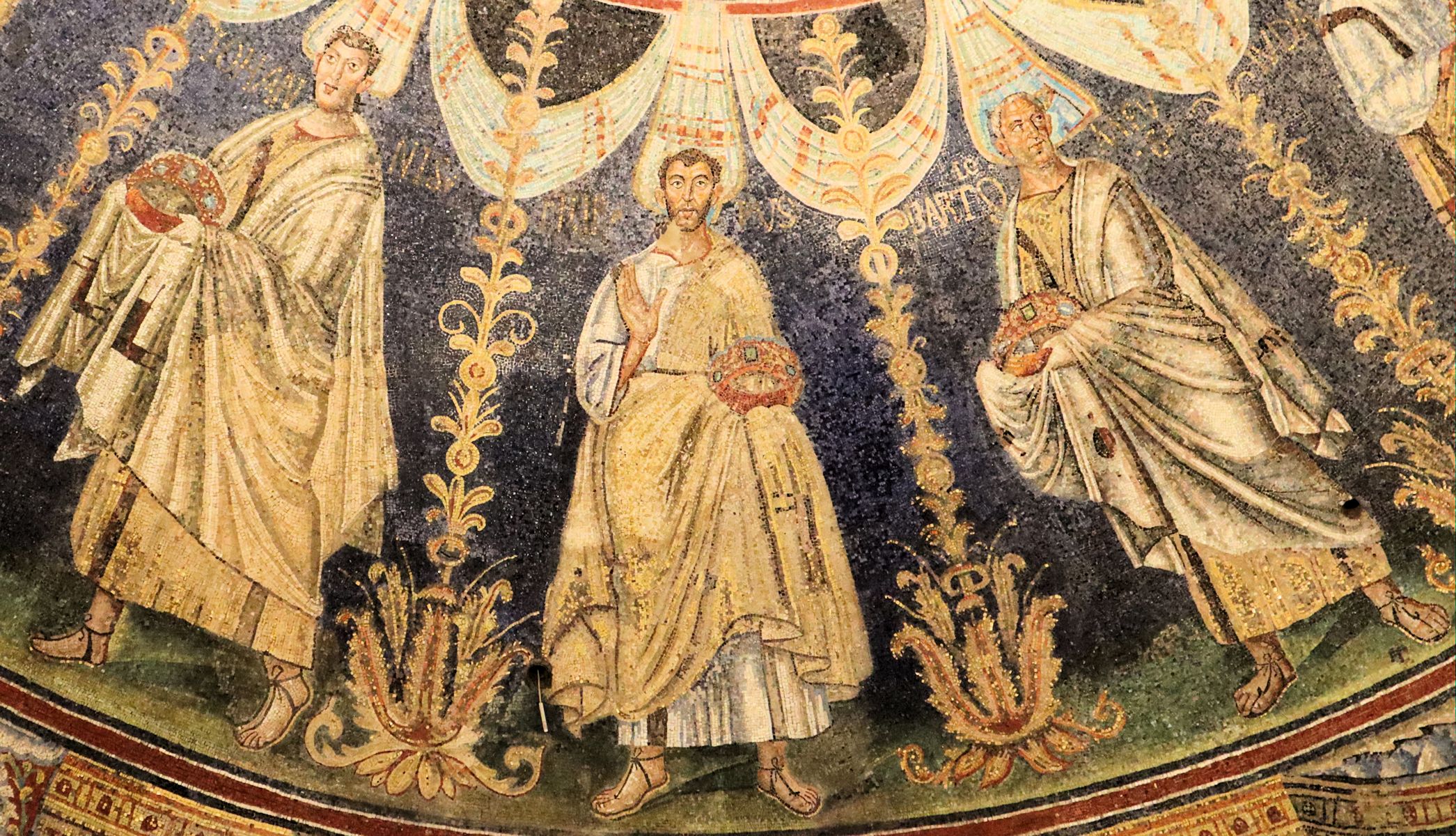 Bartholomäus (rechts) mit Johannes (links) und Philippus dem Evangelisten, Mosaik der Apostel im Baptisterium „des Neon” an der Kathedrale in Ravenna