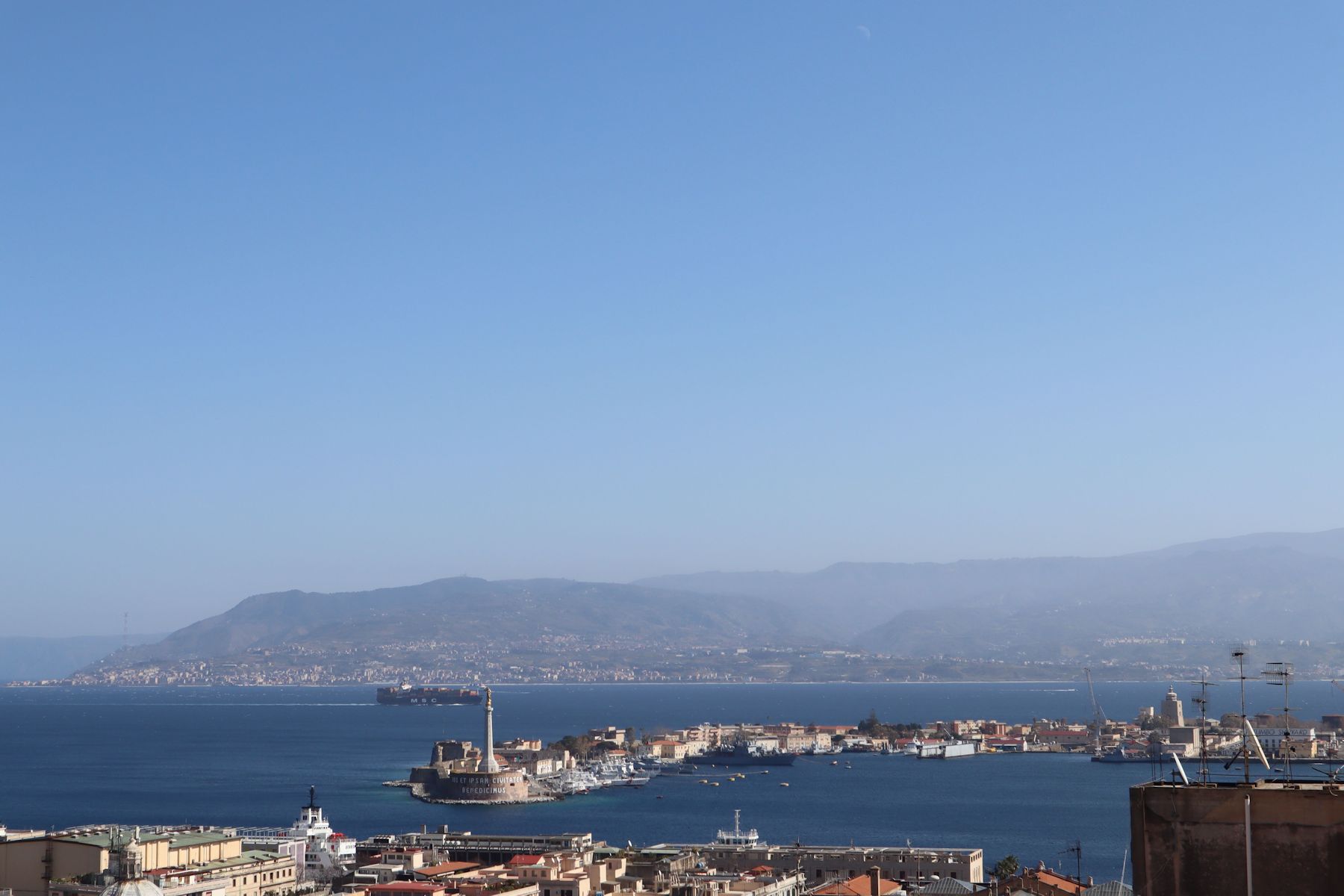 Die sichelförmige, natürliche Hafenmole in Messina, auf der direkt hinter der Mariensäule ursprünglich das Kloster San Salvatore stand