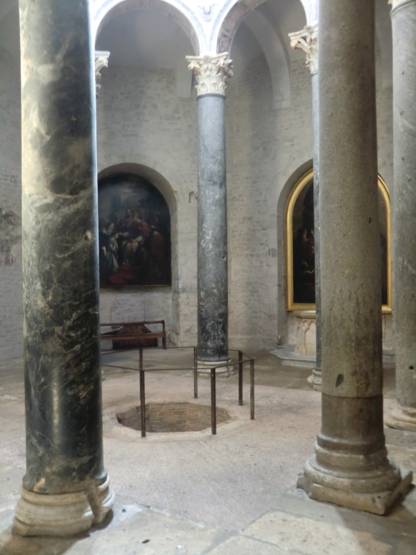 Baptisterium, errichtet um 500 auf römischen Gebäuderesten, früher vor der Kathedrale von Aix, jetzt in sie einbezogen