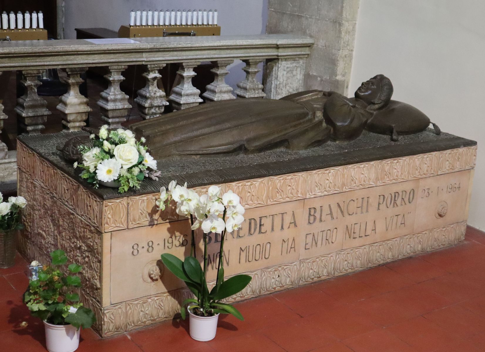 Benedettas Sarkophag in der Klosterkirche Sant'Andrea in Dovadola