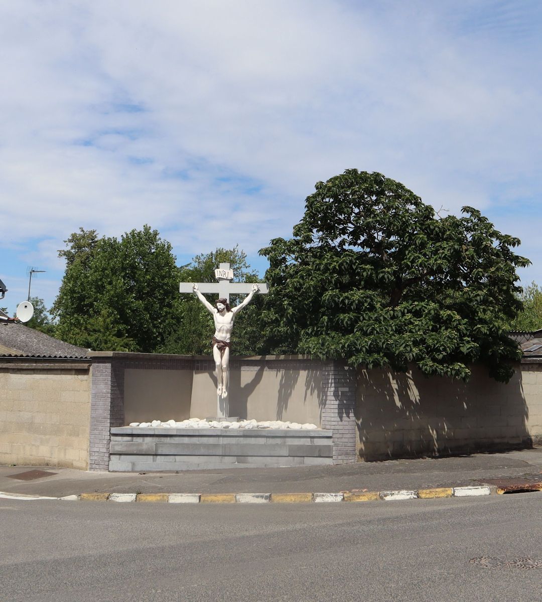 Kreuz an der Stelle des früheren Klosters in Origny-Sainte-Benoite
