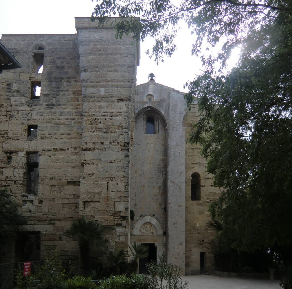 Fassade der Klosterkirche Maguelone mit Resten des ehemaligen Schlosses