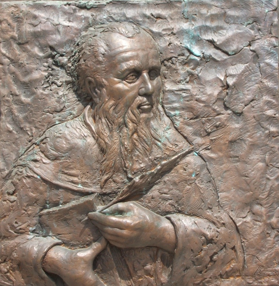 moderner Bronzeguss: Benedikt mit Schreibfeder und Regelbuch, am Eingang zum Kloster Montecassino
