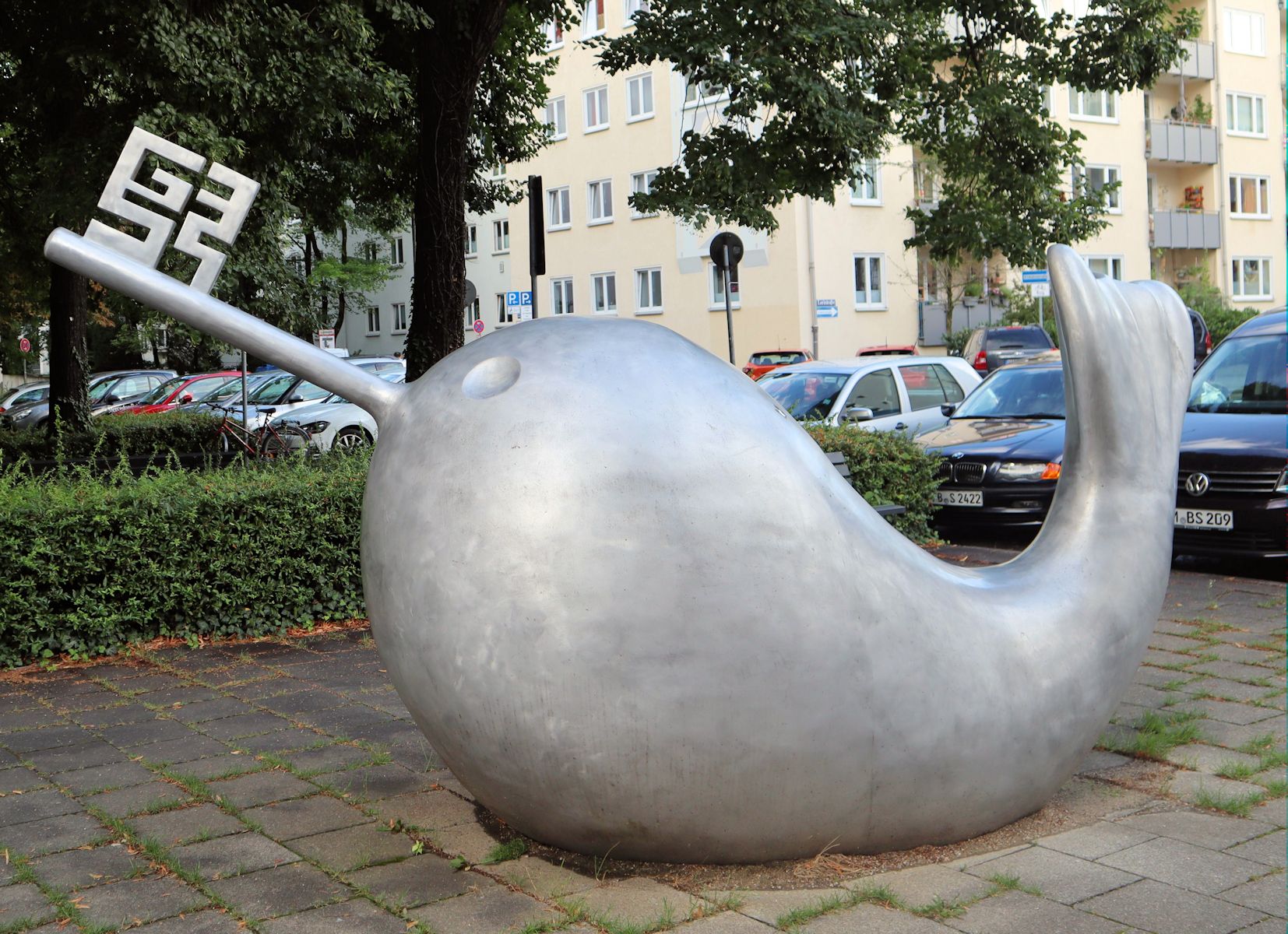 İskender Yediler: Skulptur „Fisch mit Schlüssel”, 2005, vor der Kirche St. Benno in München