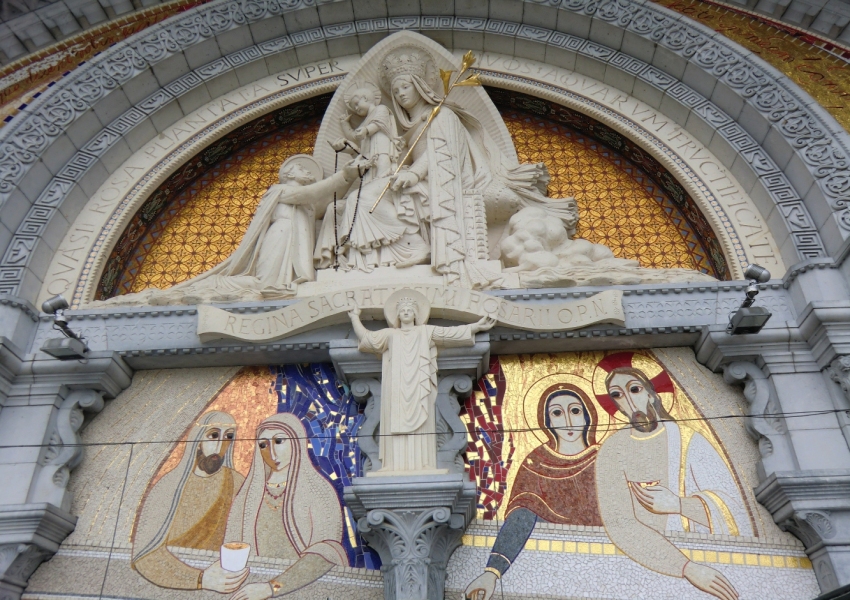 Maria überreicht den Rosenkranz, Relief und Mosaik über der Rosenkranz-Basilika