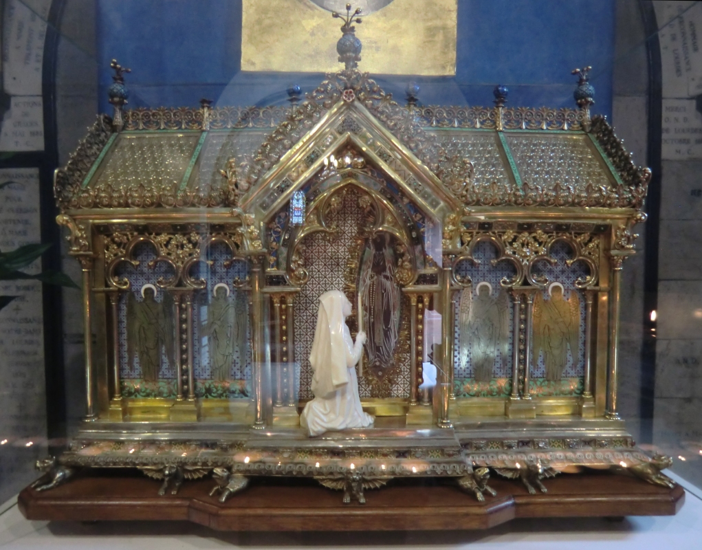 Reliquien</a>schrein mit Fragmenten von Bernadettes Leib, der im Kloster in Nevers ruht, in der Seitenkapelle der Krypta