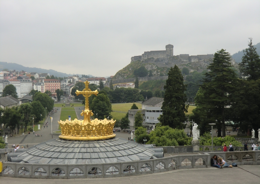 Blick vom Vorplatz der Basilika der Unbefleckten Empfängnis auf die Kuppel der Rosenkranz-Basilika, die Esplanade und die Burg von Lourdes
