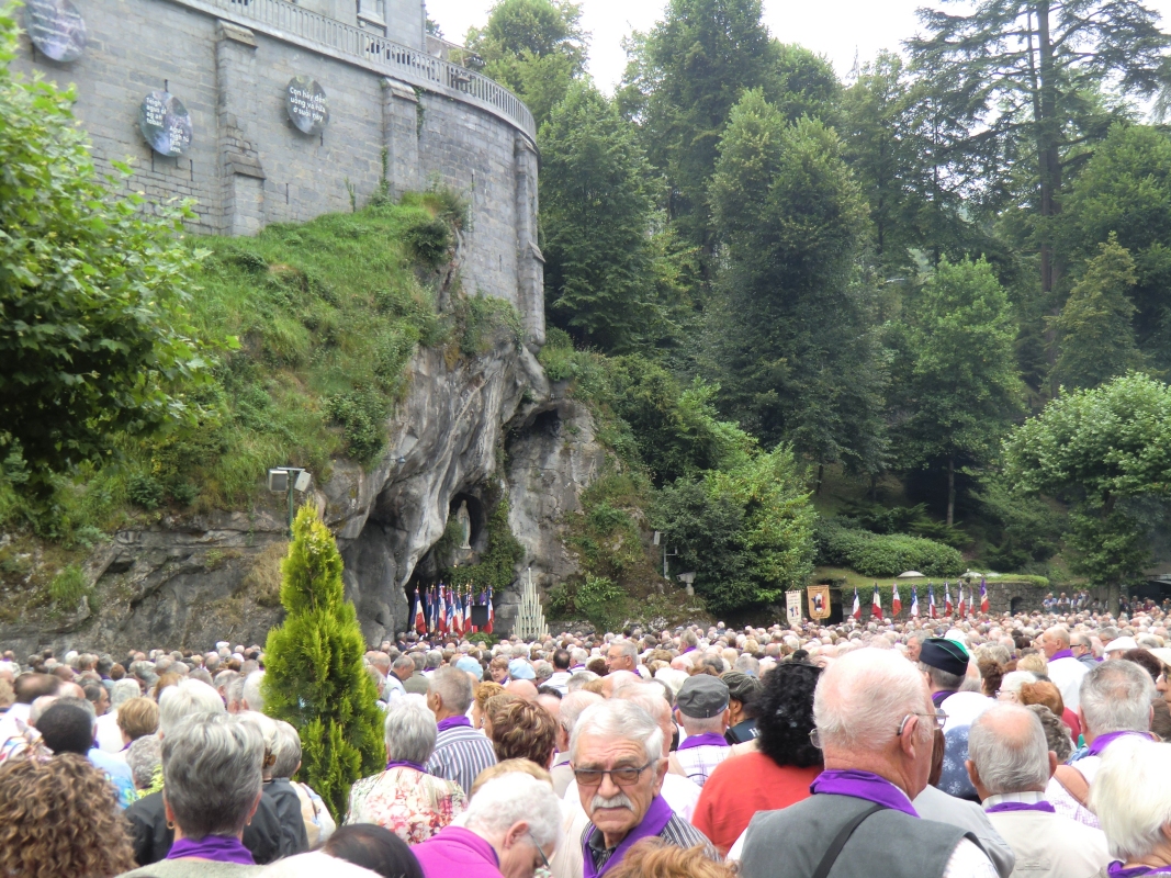 Pilger beim Rosenkranzgebet vor der Grotte