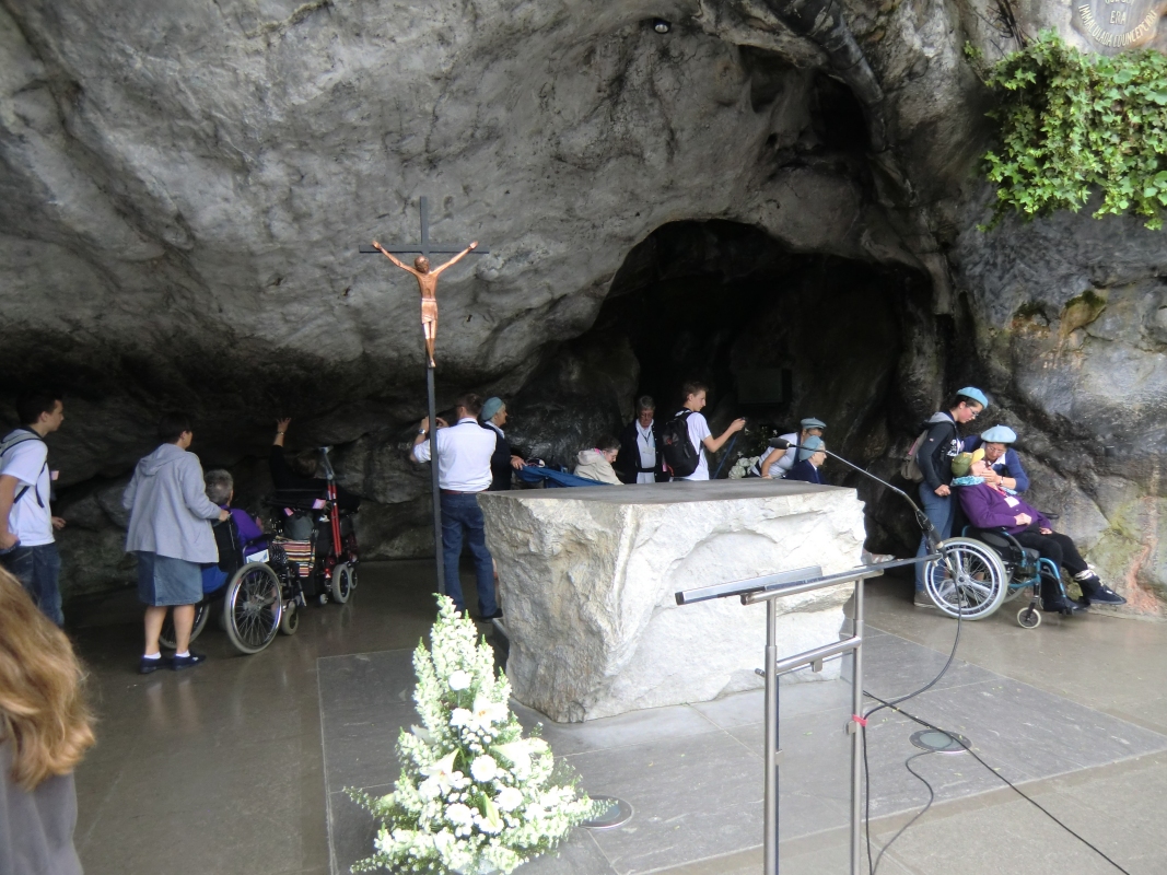 In der Grotte werden von meist jungen Helfern die Kranken an der Quelle und der Marienstatue vorbeigeführt; das Wasser wird heute an anderer Stelle entnommen, ihr Bedürfnis nach Berührung stillen die vorbeigehenden am Stein des Felsens, der deshalb schon ganz glatt ist