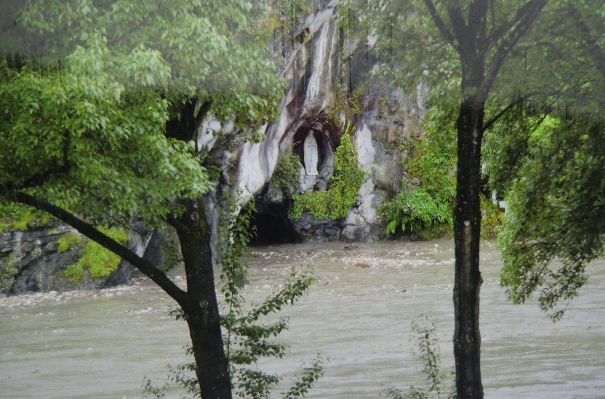 Im Juni 2013 war das gesamte Sanktuarium in Lourdes, auch die Grotte, überschwemmt