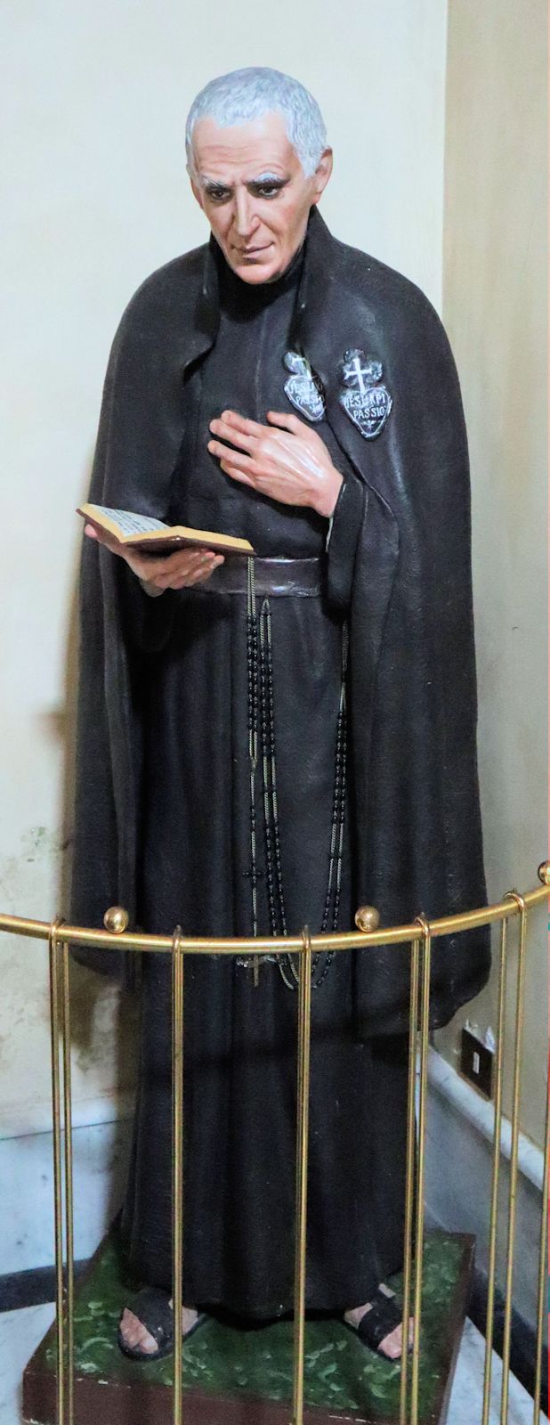 Statue in der Kirche des Passionistenklosters in Moricone