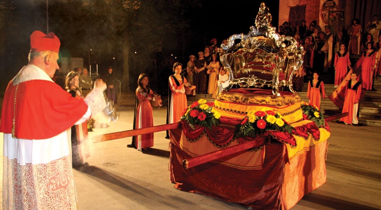 Historische Parade mit Reliquarium bei der „Festa del Beato Bernardo” in Moncalieri