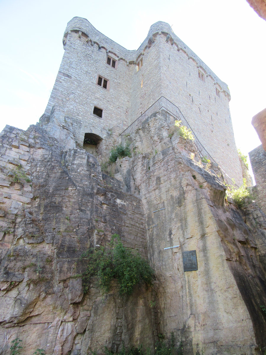 Ruine der Burg Hohenbaden mit Gedenktafel für Bernhard
