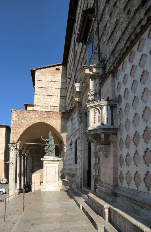 Die Kanzel an der Kathedrale in Perugia, von der Bernhardin 1425 predigte