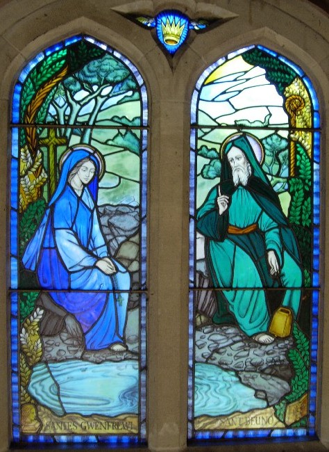 Glasfenster: Beuno mit Winifred, die er wieder zum Leben erweckt habe, in der Kapelle von Winifrede's Well