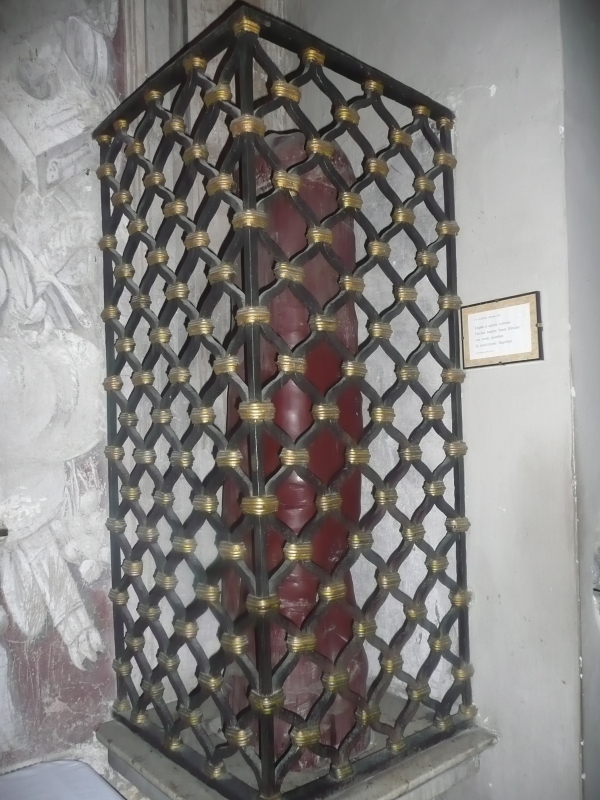 die Säule, an der Bibiana angeblich gemartert wurde, in der Kirche Santa Bibiana in Rom