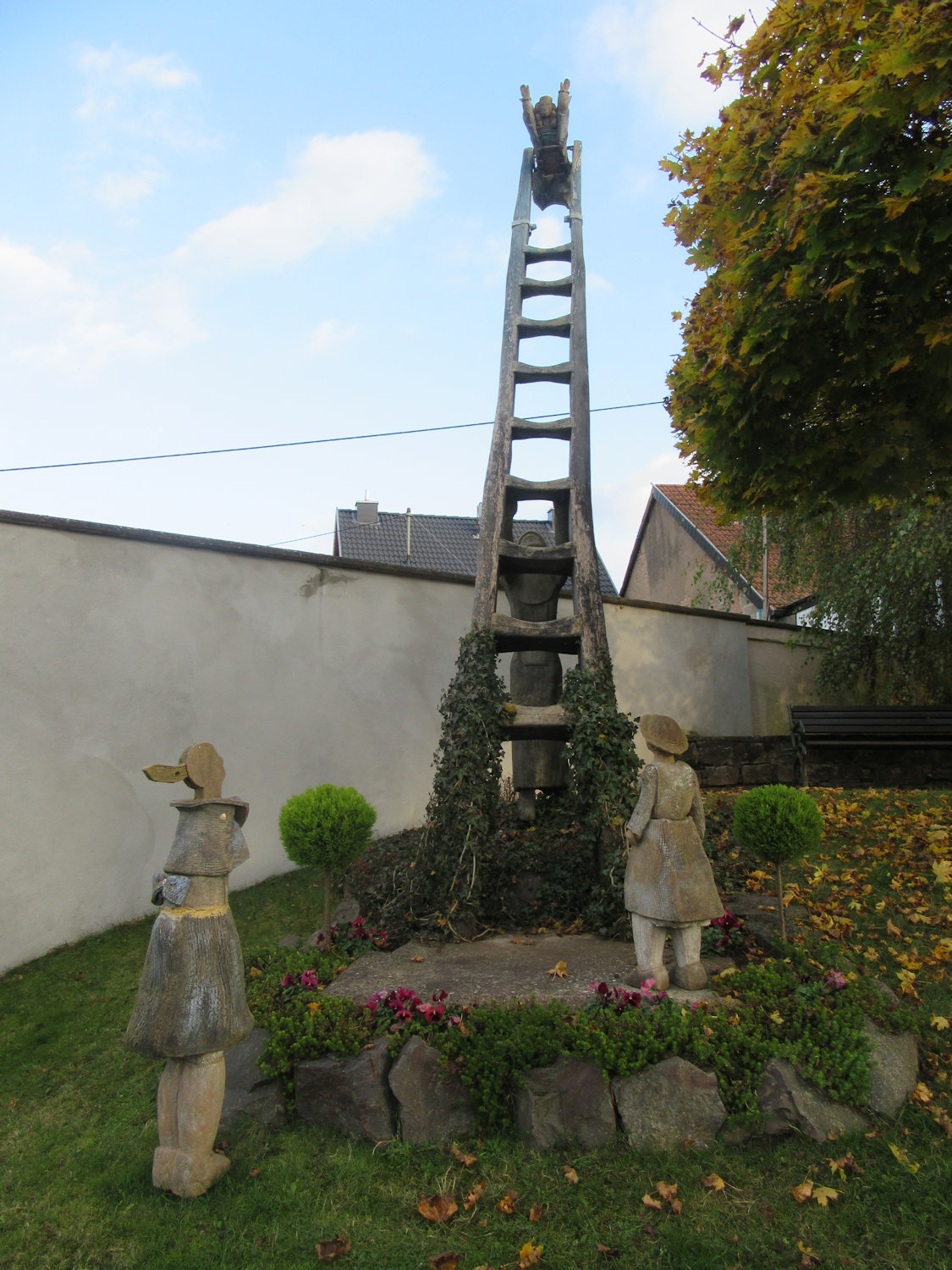 Margret Lafontaine: „Die Himmelsleiter” als Symbol für Blandinas Erziehungs- und Buildungsideal, 2010, vor der Pfarrkirche in Düppenweiler