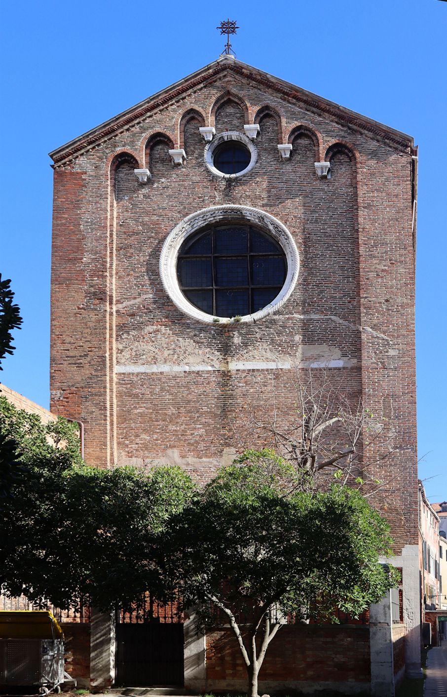 Von der Servitenkirche Santa Maria dei Servi in Venedig blieb nur die südliche Chorkapelle „des Heiligen Antlitzes” erhalten; das Gelände des ehemaligen Klosters beherbergt heute ein Hostel