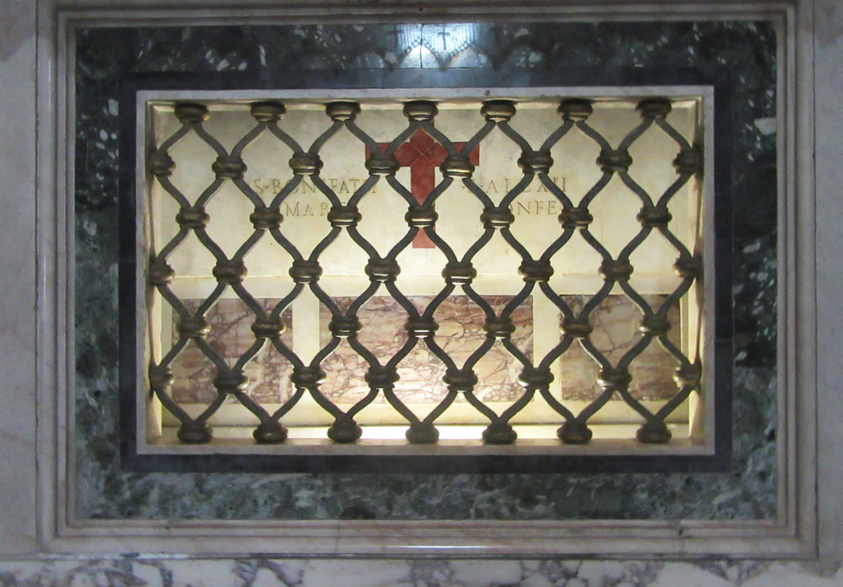 Bonifatius' Gebeine im Altar der Kirche Santi Bonifacio e Alessio in Rom