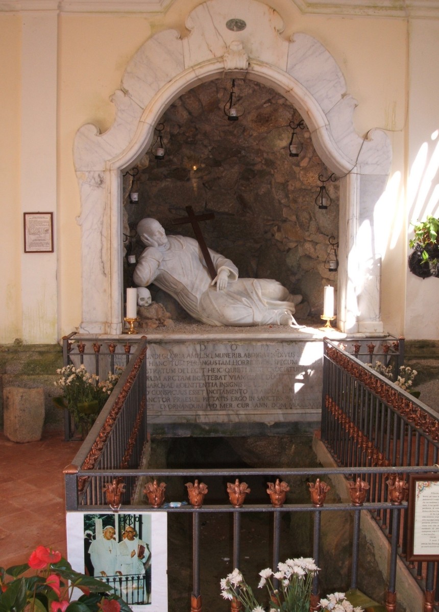 Brunos Grabkapelle in Santa Maria mit Skulptur von Stefano Pisani (1750 - 1843) und Quelle, in deren kaltem Wasser Bruno der Überlieferung nach Buße tat