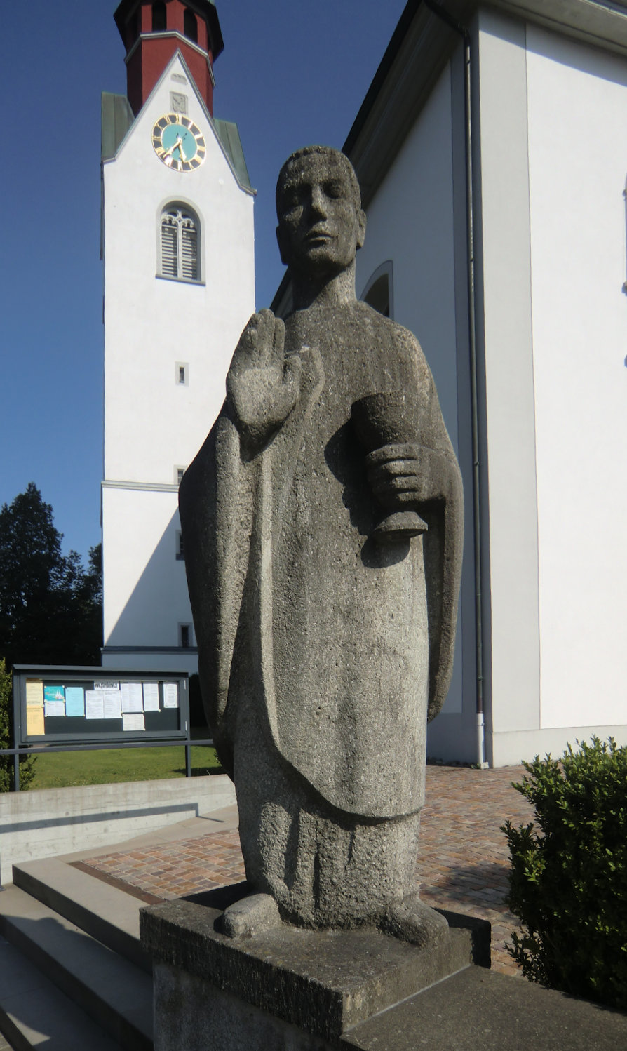Burkhard-Statue vor der Kirche in Beinwil