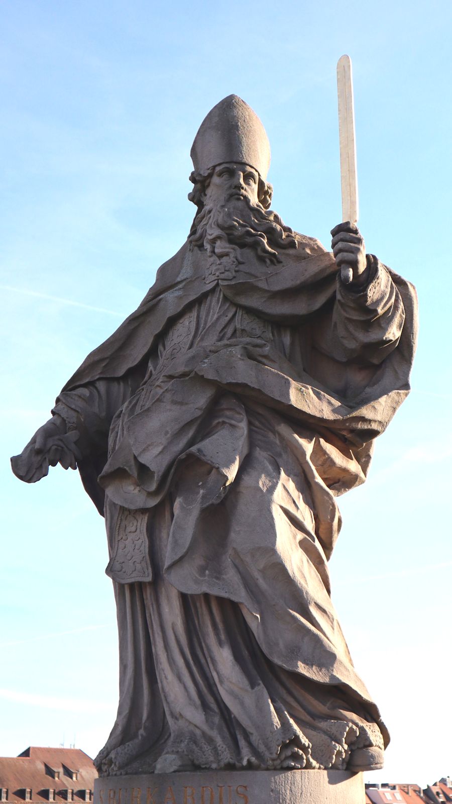 Burkard-Statue auf Alten Brücke in Würzburg