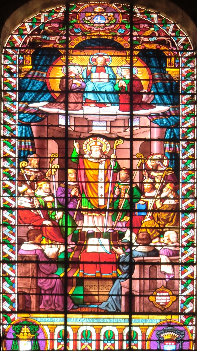 Glasfenster: Casarius (Mitte) beim Konzil in Orange von 529, 1891, in der Kathedrale in OrangeX