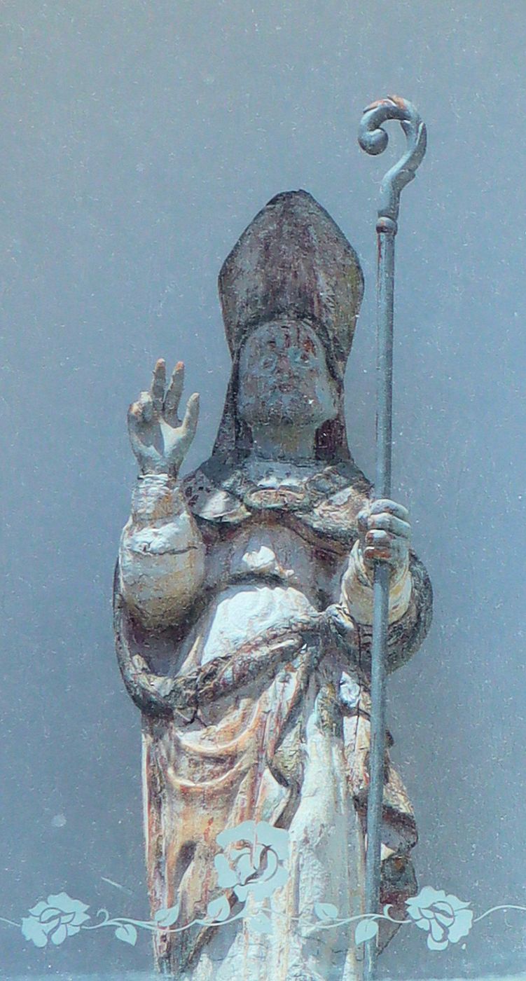 Statue an der Kathedrale in Acerenza