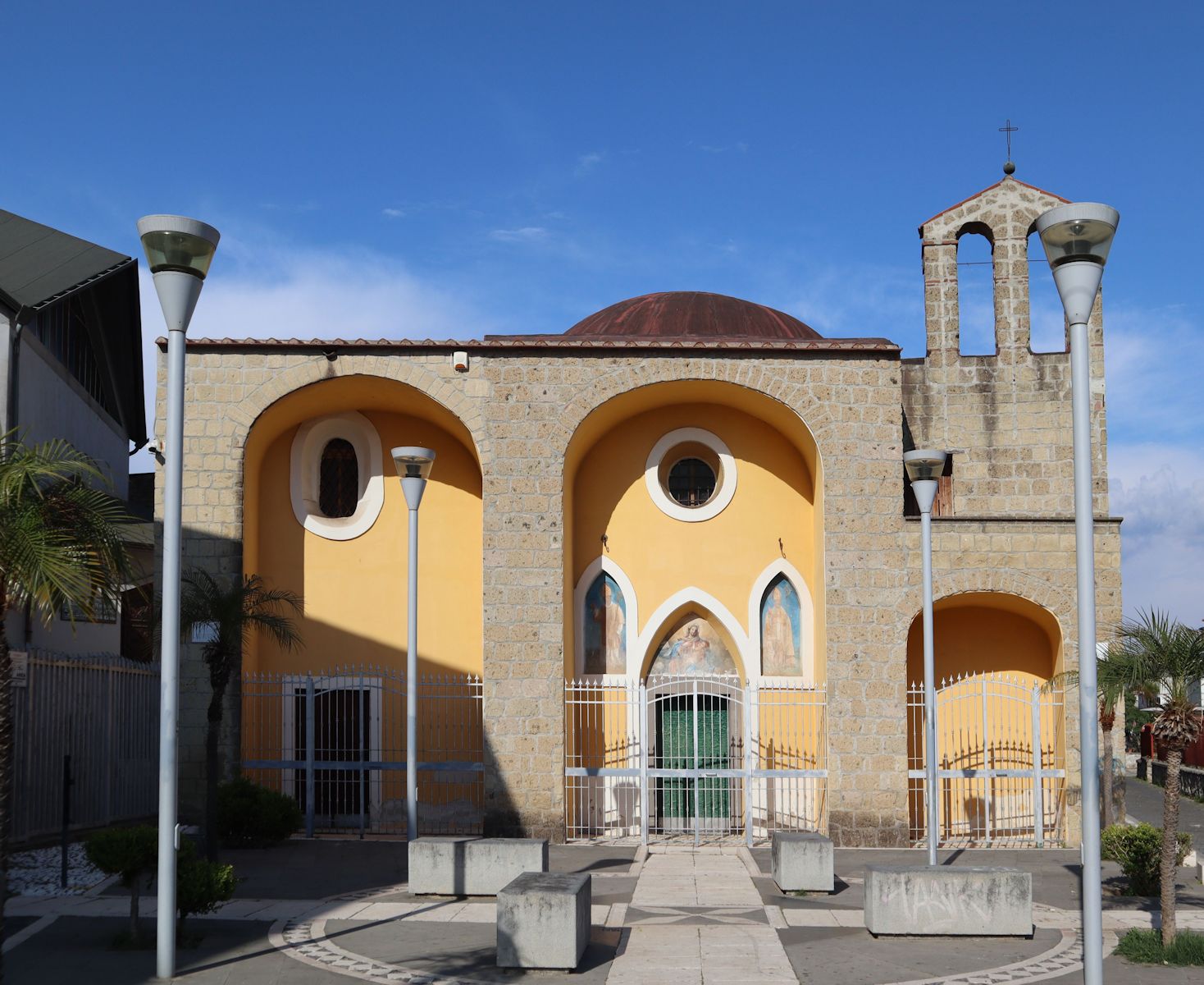 Canion geweihte Kapelle an der Stelle der Einsiedelei in Sant'Arpino, links davon die neue Kirche