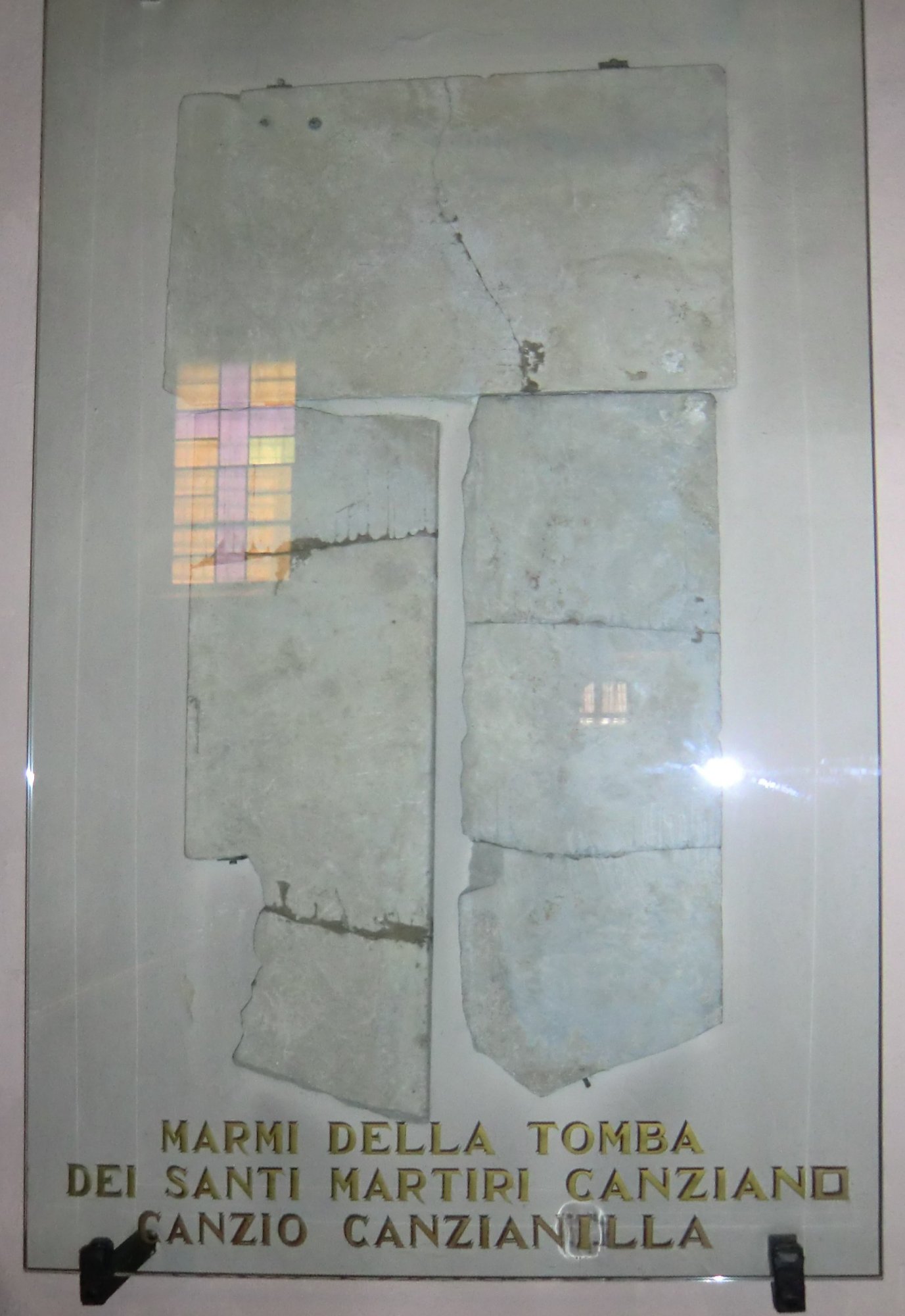 Bodenplatten aus Marmor des Grabes von Cantius, Cantianus und Cantianilla, in der Kirche San Canzian in San Canzian d'Isonzo