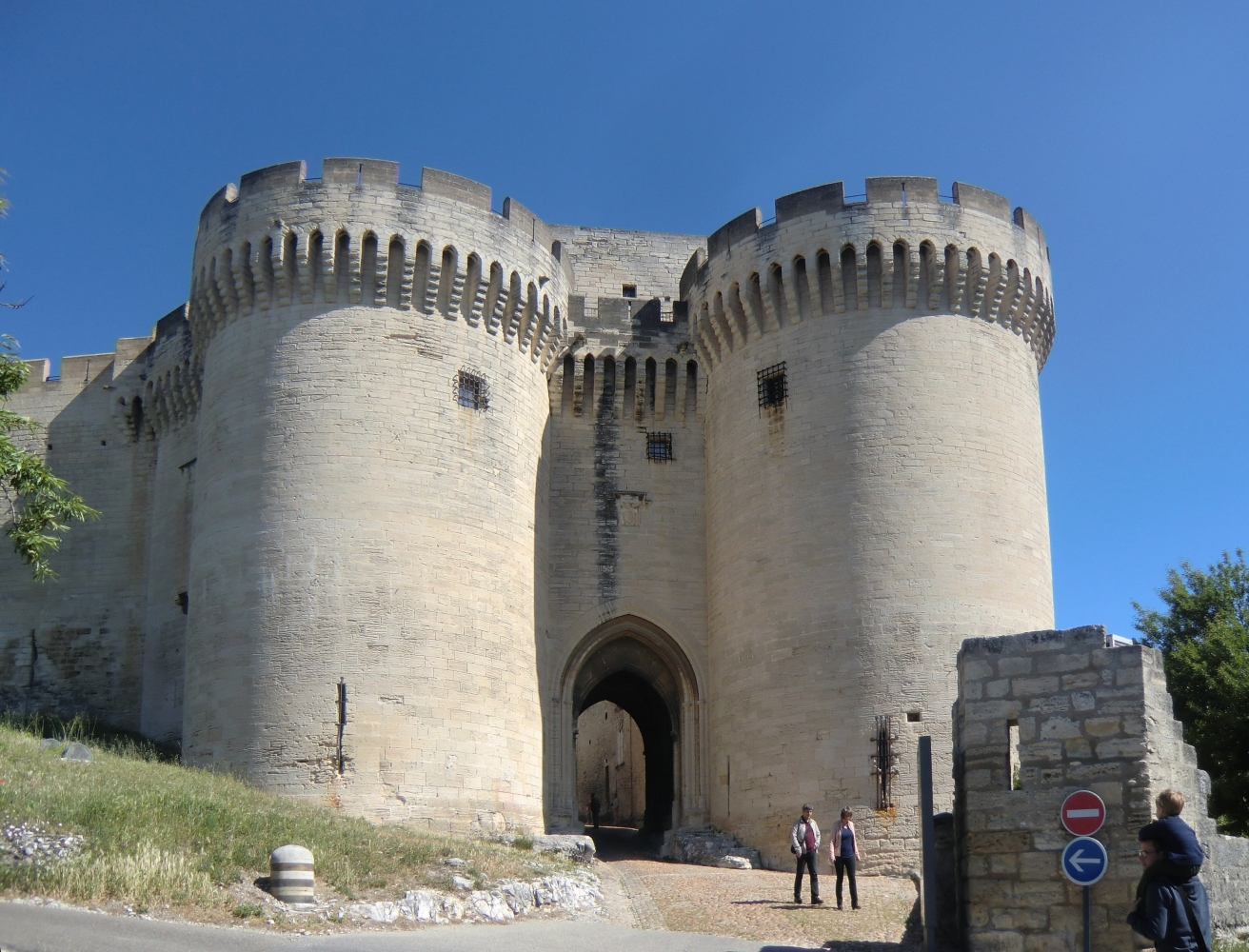 Mächtige Mauern umgeben seit 1291 das Kloster St-André, denn hier war damals die Grenze zwischen Frankreich und dem Deutschen Reich auf der anderen Rhôneseite