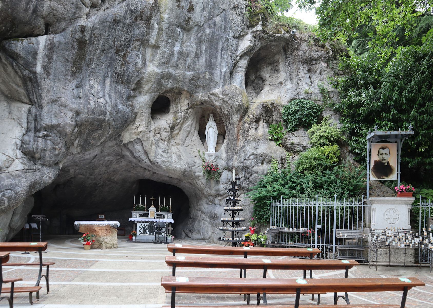 Lourdes-Grotte und Claudius' Grab in Chiampo