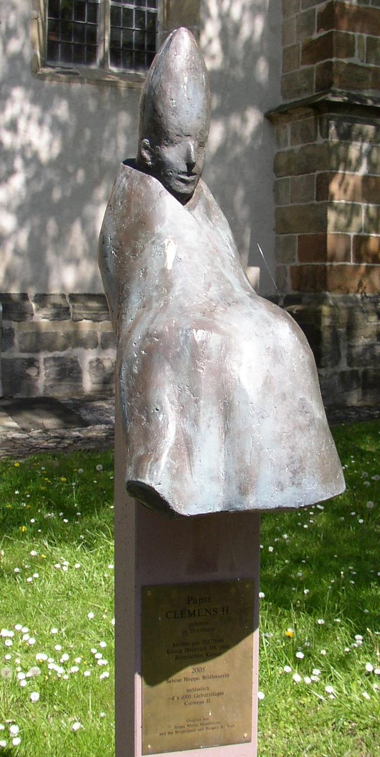 Sabine Hoppe: Statue, 2005, an der Kirche Beatae Mariae Virginis in Hornburg