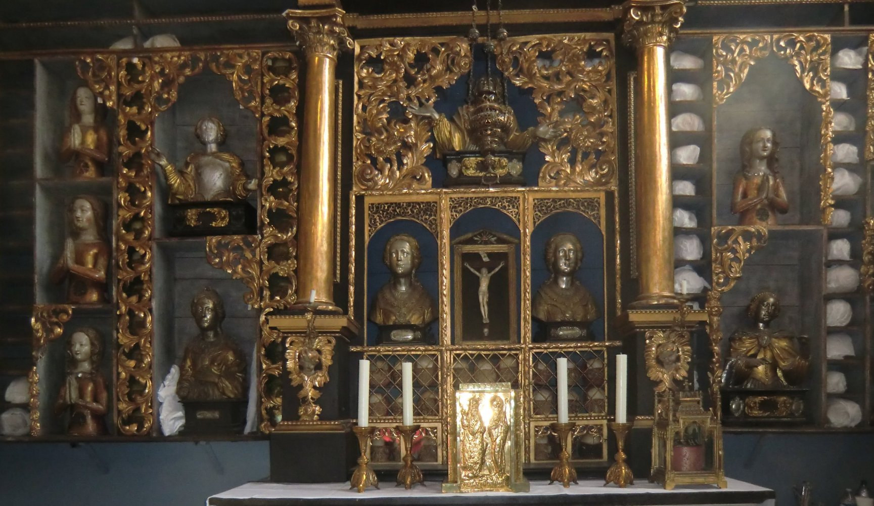 Altar mit vielen Reliquien in der „Goldenen Kammer” in der Ursula-Kirche in Köln