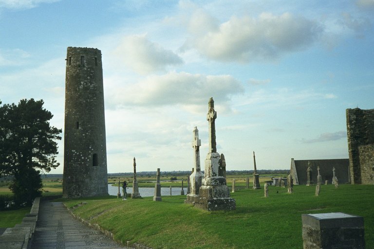 Abtei Clonmacnoise: Ruine des O'Rourke's Tower mit Friedhof und Shannon River