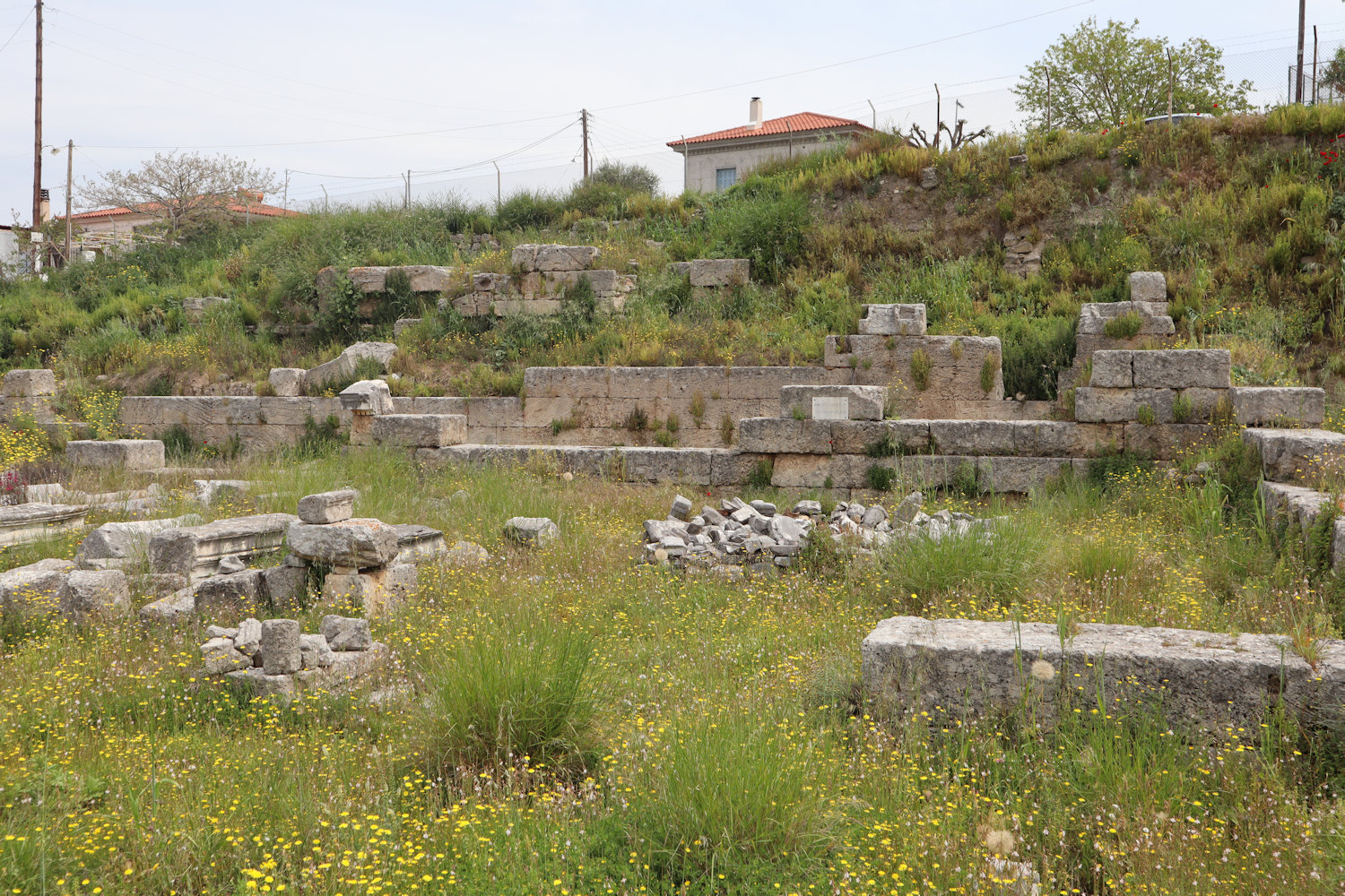 Ruinen der „Basilika der Julier”, des Gerichts, in den Ausgrabungen von Korinth