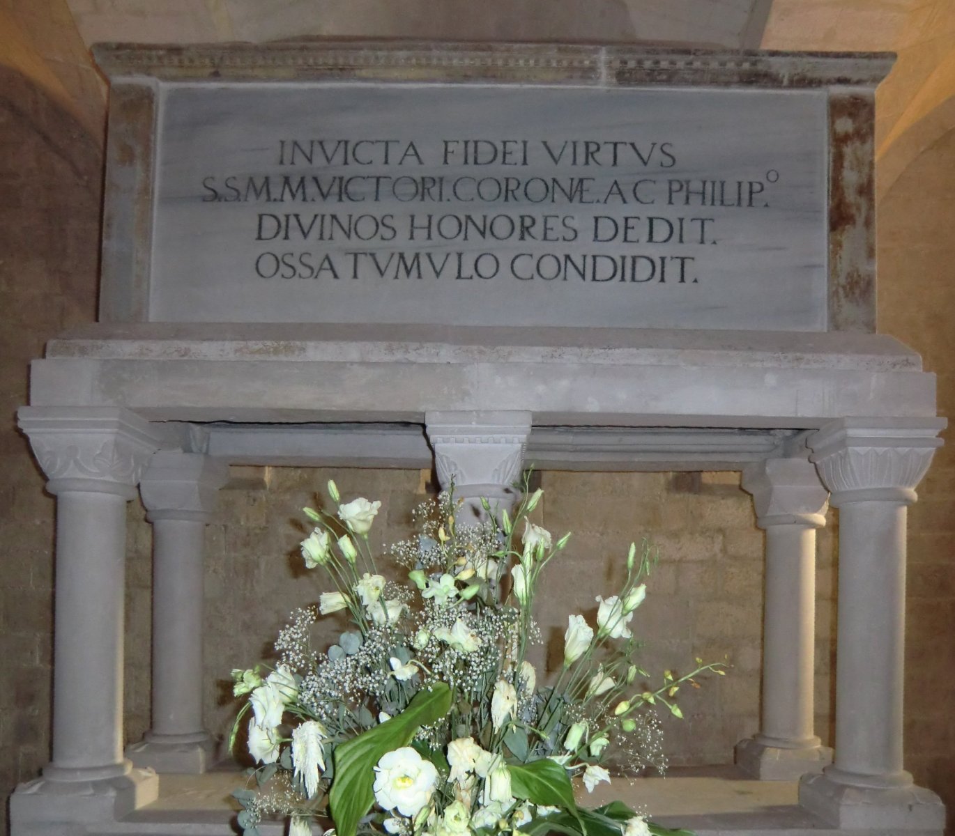 Reliquienschrein für Corona, Victor und Philipp, in der Krypta im Dom in Osimo