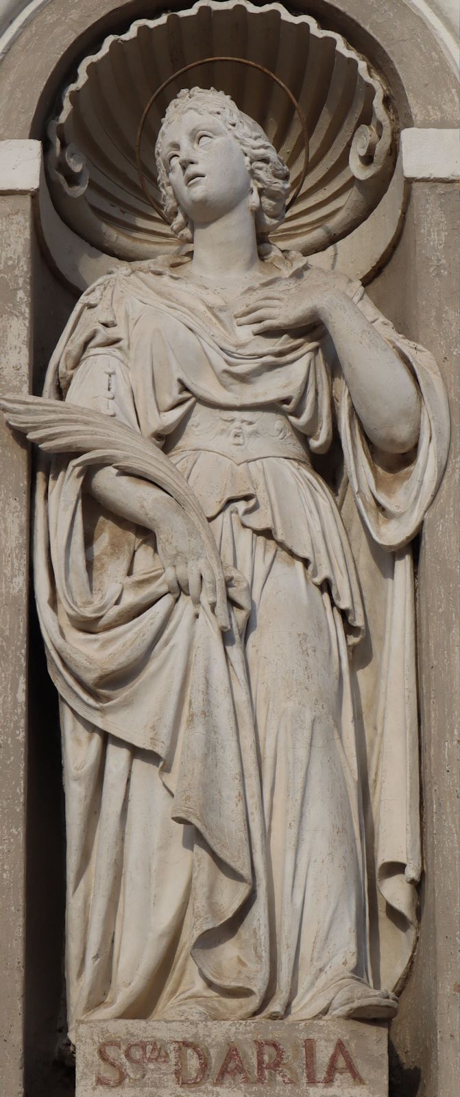 Statue an der Kirche SS Trinita in Bra bei Cuneo im Piemont