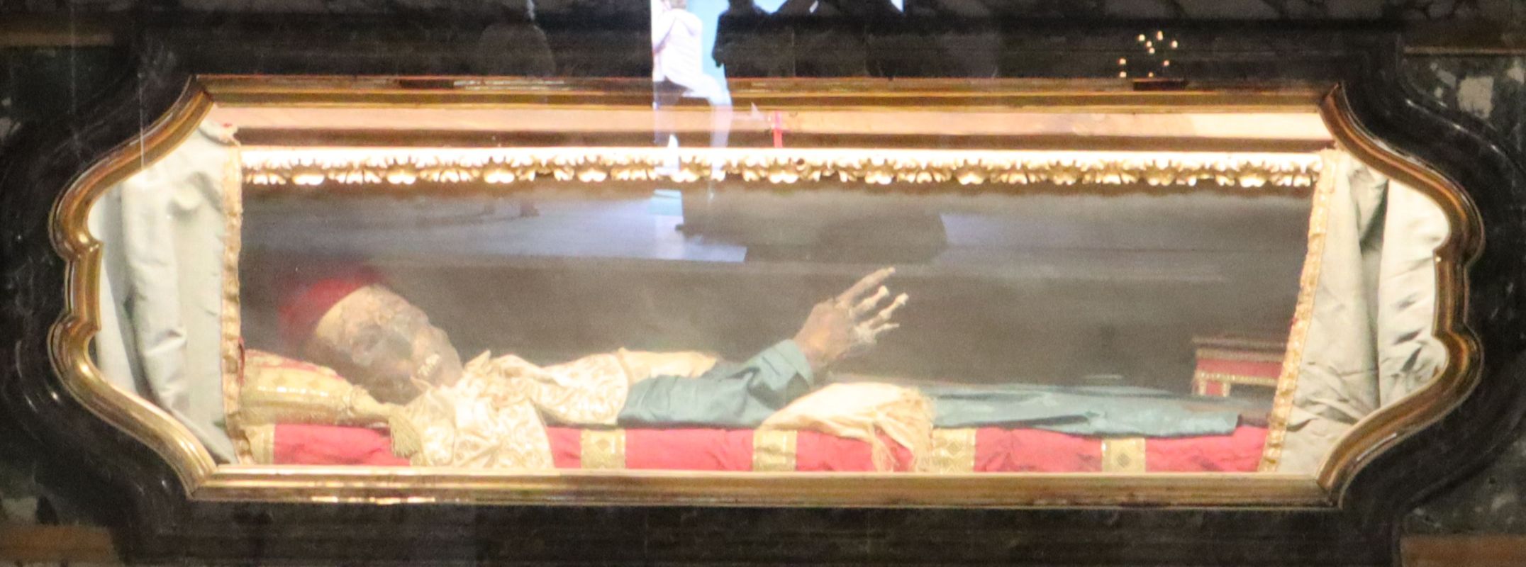 Davinus' Leichnam in der Kirche San Michele in Foro in Lucca