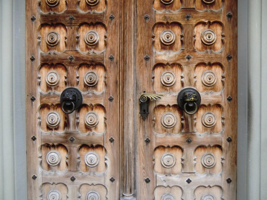 Löwenköpfe mit Haltering an der Tür der Kirche in Andelsbuch aus Diedos Zeit, verwendet zur Gewährung von Kirchenasyl und Bekräftigung von Kaufverträgen