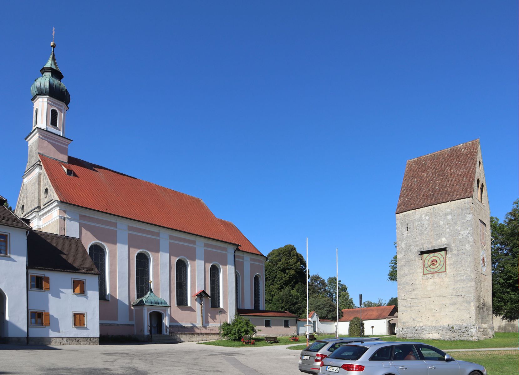 Turm der ehemaligen Klosterkirche (rechts) und Pfarrkirche Wessobrunn