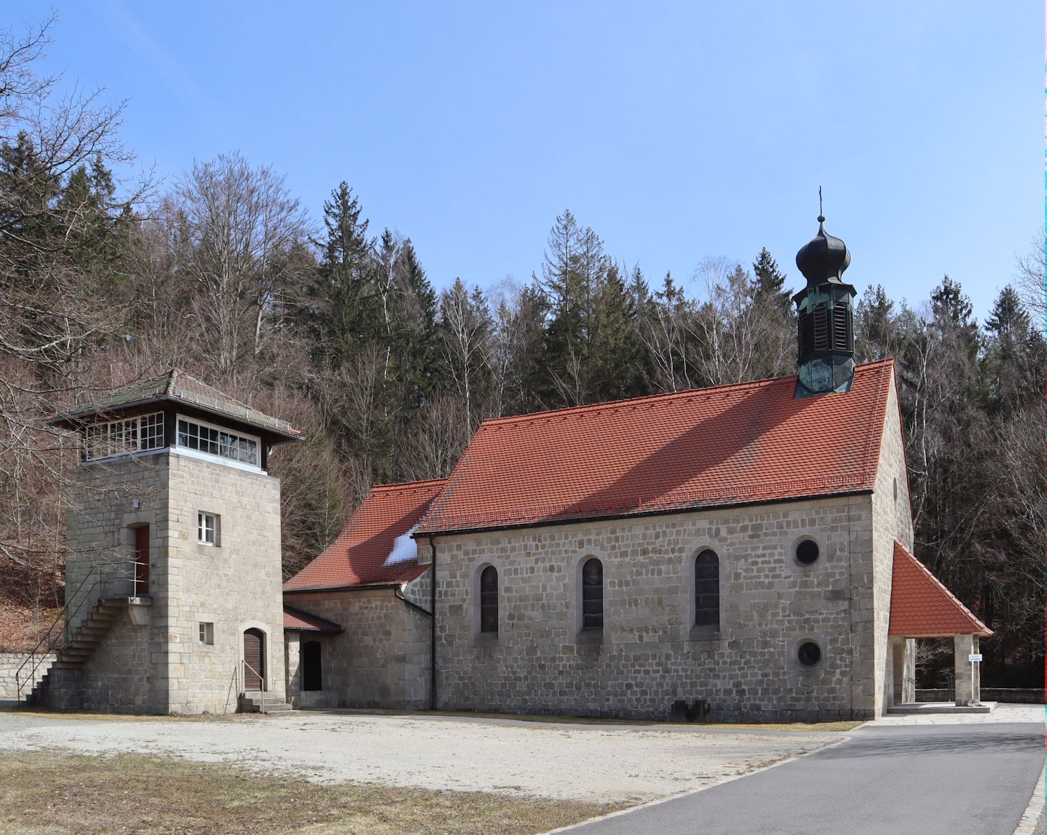 erhaltener Wachturm und 1946 bis 1948 aus Steinen anderer Wachtürme errichtete Kapelle „Jesus im Kerker„ im ehemaligen Konzentrationslager in Flossenbürg